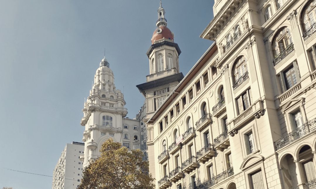Buenos Aires Stadtführung – historische Kuppelbauten an der Avenida de Mayo